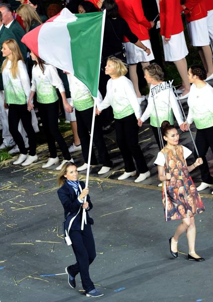 Valentina Vezzali portabandiera dell&#39;Italia nella sfilata inaugurale dei Giochi di Londra 2012 (Ansa)